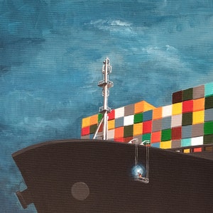 Pode incluir: Um grande navio de carga com um mastro alto e uma pilha colorida de cont&ecirc;ineres de envio. O navio est&aacute; atracado em um cais e o c&eacute;u &eacute; azul.