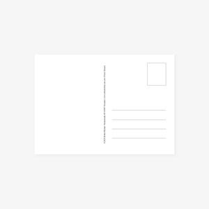 Pu&ograve; includere: Cartolina bianca vuota con spazio per un francobollo e una sezione per scrivere un messaggio. Il retro della cartolina ha righe per scrivere un indirizzo e un avviso di copyright.