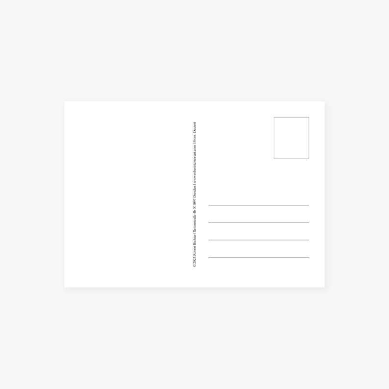 Pu&ograve; includere: Cartolina bianca vuota con spazio per un francobollo e una sezione per scrivere un messaggio. Il retro della cartolina ha righe per scrivere un indirizzo e un avviso di copyright.