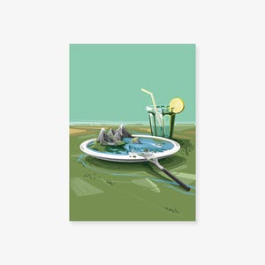 Pu&ograve; includere: Un piatto bianco con una forchetta che sporge. Il piatto contiene un paesaggio in miniatura con montagne e un specchio d'acqua. Un bicchiere di limonata con una fetta di limone si trova su una superficie verde.