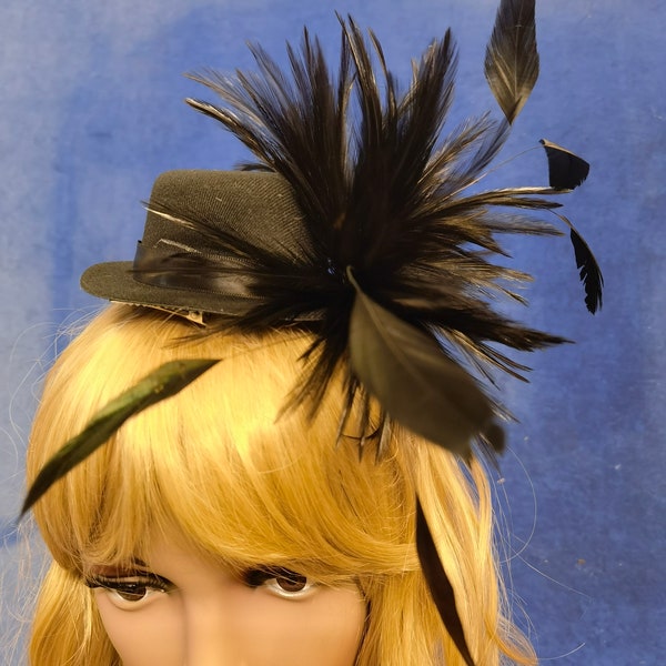 Plume noire noir mini chapeau haut de forme bibi chapellerie burlesque pince à cheveux fête de poule mariée ascot course déguisement britannique