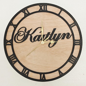 Reloj de pared personalizado de madera cortado con láser, grabado en negro, con nombre, palabra, letra, mensaje, regalo de cumpleaños, aniversario de bodas