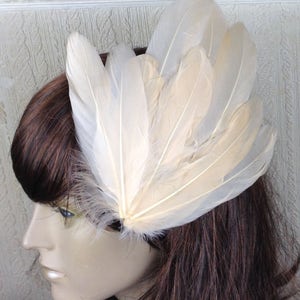 handmade ivory cream feather fascinator millinery burlesque hair clip hen party wedding bridal ascot race fancy dress British