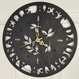 Reloj de pared personalizado de madera cortado con láser, grabado en negro, con nombre, palabra, letra, mensaje, regalo de cumpleaños, aniversario de bodas