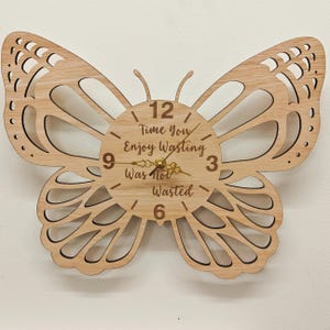 Reloj de pared de madera con forma de mariposa, personalizado, hecho a medida, cortado con láser, grabado, con nombre, palabra, letra, mensaje, regalo de cumpleaños o boda