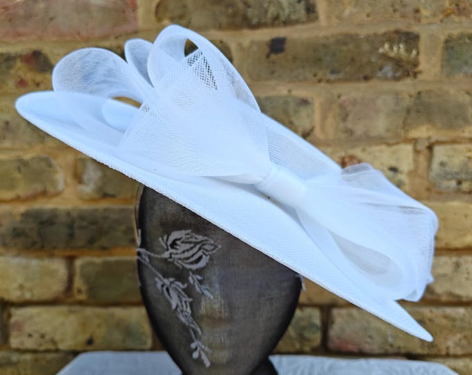 Cappello grande beige-arancio con piume Royal Ascot Races