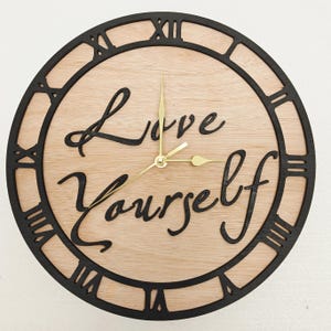 Reloj de pared personalizado de madera cortado con láser, grabado en negro, con nombre, palabra, letra, mensaje, regalo de cumpleaños, aniversario de bodas