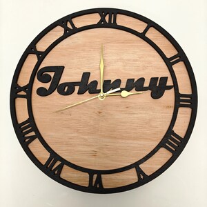 Reloj de pared personalizado de madera cortado con láser, grabado en negro, con nombre, palabra, letra, mensaje, regalo de cumpleaños, aniversario de bodas