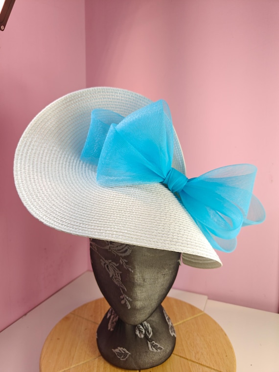 white straw turquoise crinoline bow fascinator millinery burlesque wedding hat on headband royal ascot party house race Kentucky derby