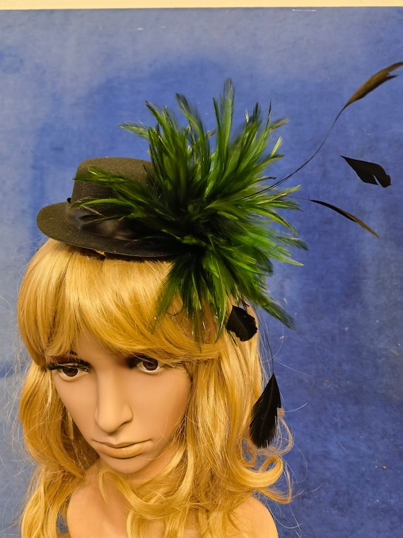 Green black feather black mini top hat fascinator millinery burlesque hair clip hen party bridal ascot race fancy dress British