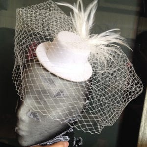 white feather french veil veiling mini top hat fascinator millinery burlesque hair clip hen party bridal ascot race fancy dress British