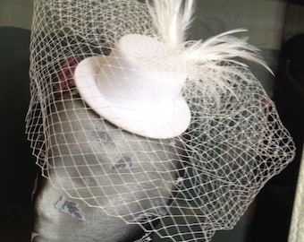 white feather french veil veiling mini top hat fascinator millinery burlesque hair clip hen party bridal ascot race fancy dress British