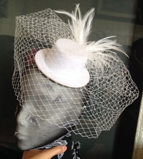 white feather french veil veiling mini top hat fascinator millinery burlesque hair clip hen party bridal ascot race fancy dress British