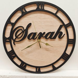 Reloj de pared personalizado de madera cortado con láser, grabado en negro, con nombre, palabra, letra, mensaje, regalo de cumpleaños, aniversario de bodas