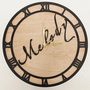 Reloj de pared personalizado de madera cortado con láser, grabado en negro, con nombre, palabra, letra, mensaje, regalo de cumpleaños, aniversario de bodas