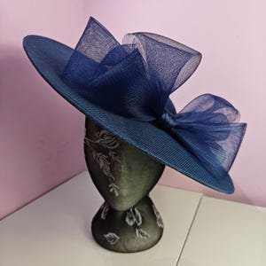 Marine blauer großer Fascinator Hut Hutmacher Hut Burlesque Hochzeit Hut Stirnband Party Rennen Cosplay Kostüm handgefertigt Kentucky Derby Royal Ascot