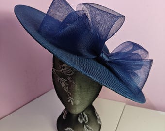 Cappello Donna In Organza A Tesa Larga - 4 Pezzi: Cappello Chiesa + Fiore Fascinator + Clip + Fascia, Regolabile