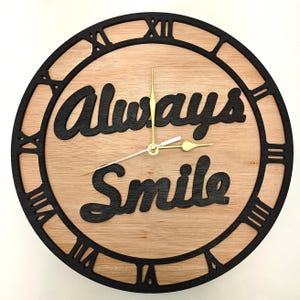 Reloj de pared personalizado de madera cortado con láser, grabado en negro, con nombre, palabra, letra, mensaje, regalo de cumpleaños, aniversario de bodas