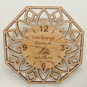 Reloj de pared personalizado hecho a medida, de madera cortada con láser, con patrón de mandala grabado, nombre, palabra, letra, mensaje, regalo de cumpleaños y boda