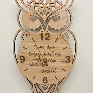 Reloj de pared personalizado de madera cortado con láser con forma de búho grabado, hecho a medida, con nombre, palabra, letra, mensaje, regalo de cumpleaños, aniversario de bodas