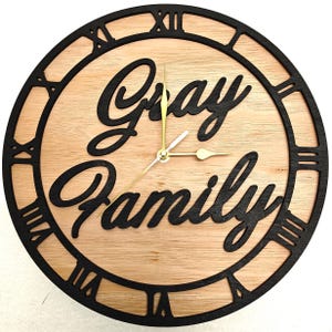 Reloj de pared personalizado de madera cortado con láser, grabado en negro, con nombre, palabra, letra, mensaje, regalo de cumpleaños, aniversario de bodas