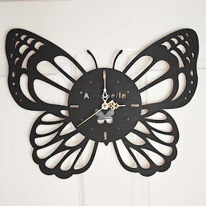 Reloj de pared de madera personalizado, negro, hecho a medida, con forma de mariposa, cortado con láser, grabado, con nombre, palabra, letra, mensaje, regalo de cumpleaños o boda