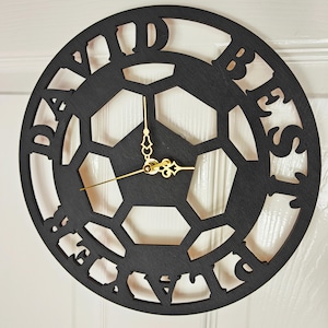Reloj de pared personalizado de madera cortado con láser con forma de balón de fútbol negro, hecho a medida, con nombre, palabra, letra, mensaje, regalo de cumpleaños, aniversario de bodas