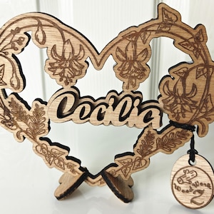Gepersonaliseerde op maat gemaakte laser gesneden graveer hart houten naam woord bureau tafelstandaard vrijstaande muur deur plaquette kaart bord logo ontwerpservice