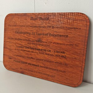 Op maat gemaakt gepersonaliseerd echt hard massief padaukhout lasergravure plaque kaart huwelijksuitnodiging valentijnsdag kerstcadeau