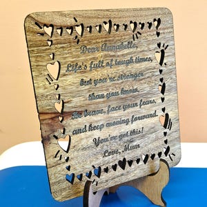 Placa de madera maciza auténtica personalizada con grabado láser, madera contrachapada de wengué, padauk, chinaberry, alcanfor, letras doradas, gris, negro y blanco