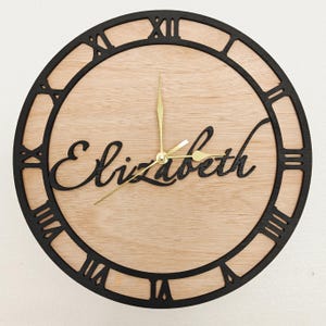 Reloj de pared personalizado de madera cortado con láser, grabado en negro, con nombre, palabra, letra, mensaje, regalo de cumpleaños, aniversario de bodas