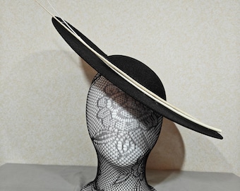 Tocado grande de pluma de avestruz, tocado negro y blanco, tocado burlesco para boda, diadema para fiesta, carrera, Derby de Kentucky, Royal Ascot.