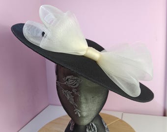 Elegant Black and White Wide-Brim Hatinator. Satin White Headband is removable Classic Sinamay Black & White Hatinator with Bow main image 4