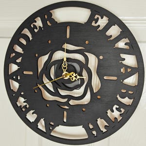 Reloj de pared personalizado de madera cortado con láser, grabado en negro, con nombre, palabra, letra, mensaje, regalo de cumpleaños, aniversario de bodas