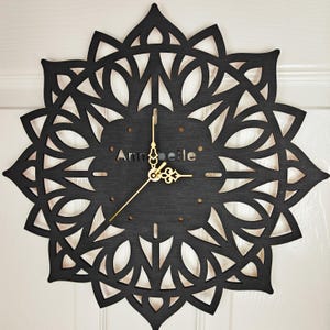 Reloj de pared personalizado de madera negra cortado con láser con patrón de mandala, nombre, palabra, letra, mensaje, regalo de cumpleaños y boda