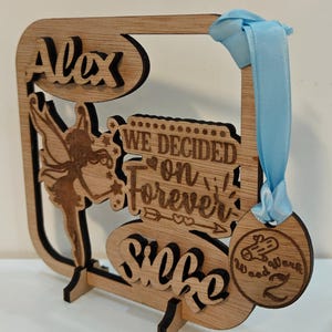 Servicio de diseño de logotipos y tarjetas de cumpleaños con soporte para mesa de escritorio, placa de pared independiente, grabado con láser y nombre de madera personalizado y personalizado