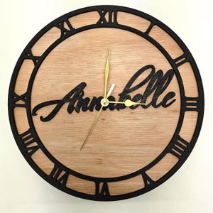 Reloj de pared personalizado de madera cortado con láser, grabado en negro, con nombre, palabra, letra, mensaje, regalo de cumpleaños, aniversario de bodas