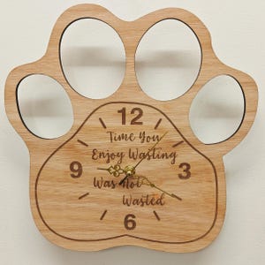 Reloj de pared personalizado hecho a medida, de madera cortada con láser, grabado con forma de pata de perro, nombre, palabra, letra, mensaje, regalo de cumpleaños o boda