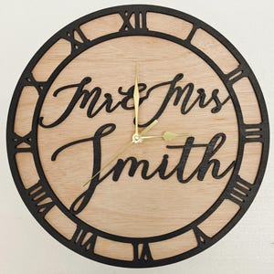 Reloj de pared personalizado de madera cortado con láser, grabado en negro, con nombre, palabra, letra, mensaje, regalo de cumpleaños, aniversario de bodas