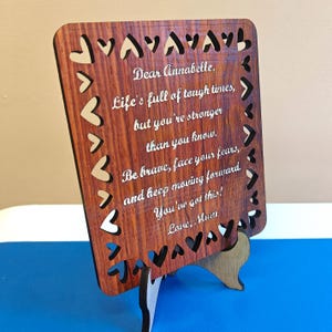 gepersonaliseerde echt hard massief hout lasergravure plaquette kaart wengé padauk chinaberry kamfer multiplex grijs zwart wit goud letters woorden
