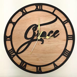 Reloj de pared personalizado de madera cortado con láser, grabado en negro, con nombre, palabra, letra, mensaje, regalo de cumpleaños, aniversario de bodas
