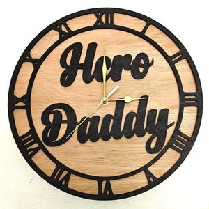 Reloj de pared personalizado de madera cortado con láser, grabado en negro, con nombre, palabra, letra, mensaje, regalo de cumpleaños, aniversario de bodas