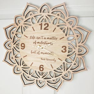 Reloj de pared personalizado hecho a medida, de madera cortada con láser, con diseño de mandala y flores, con nombre, palabra, letra, mensaje, regalo de cumpleaños y boda