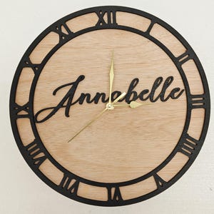 Reloj de pared personalizado de madera cortado con láser, grabado en negro, con nombre, palabra, letra, mensaje, regalo de cumpleaños, aniversario de bodas