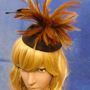 Plume noire marron boîte à pilules chapeau fascinateur chapellerie pince à cheveux burlesque EVJF nuptiale ascot course déguisements britanniques
