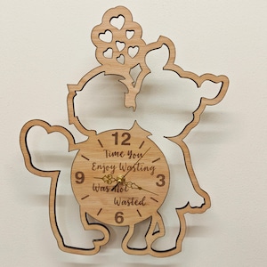 Reloj de pared personalizado hecho a medida, de madera cortada con láser, grabado con un niño y una niña besándose, con un nombre, una palabra, una letra y un mensaje, regalo de cumpleaños o de boda