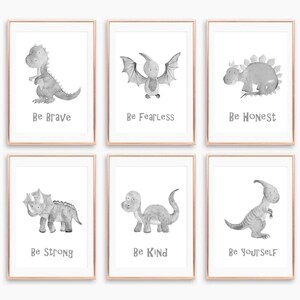 Puede incluir: Conjunto de seis impresiones de dinosaurios en acuarela en blanco y negro con mensajes inspiradores. Las impresiones presentan un dinosaurio, un pterod&aacute;ctilo, un triceratops, un estegosaurio y otros dos dinosaurios. Los mensajes son "S&eacute; valiente", "S&eacute; intr&eacute;pido", "S&eacute; honesto", "S&eacute; fuerte", "S&eacute; amable" y "S&eacute; t&uacute; mismo".