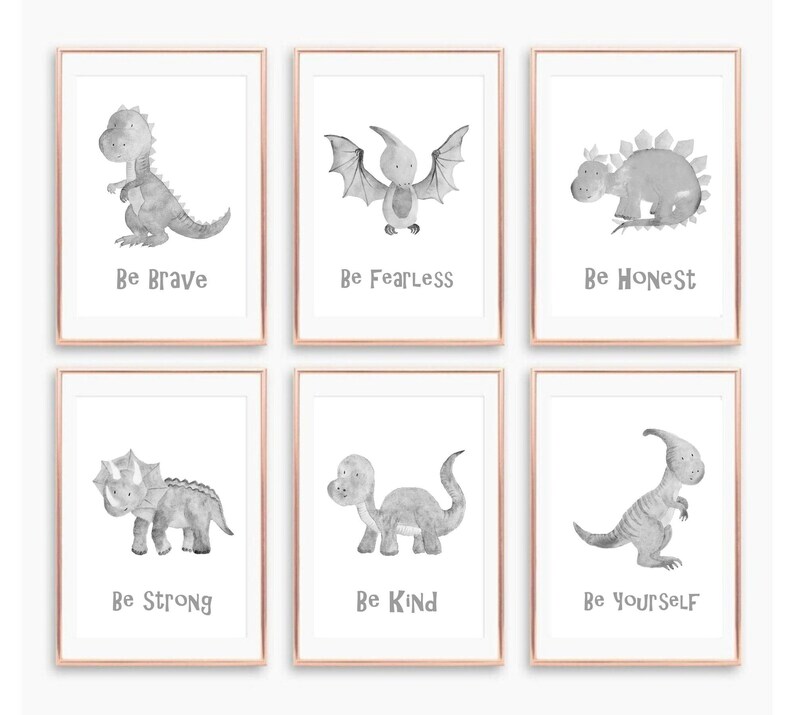 Puede incluir: Conjunto de seis impresiones de dinosaurios en acuarela en blanco y negro con mensajes inspiradores. Las impresiones presentan un dinosaurio, un pterod&aacute;ctilo, un triceratops, un estegosaurio y otros dos dinosaurios. Los mensajes son "S&eacute; valiente", "S&eacute; intr&eacute;pido", "S&eacute; honesto", "S&eacute; fuerte", "S&eacute; amable" y "S&eacute; t&uacute; mismo".