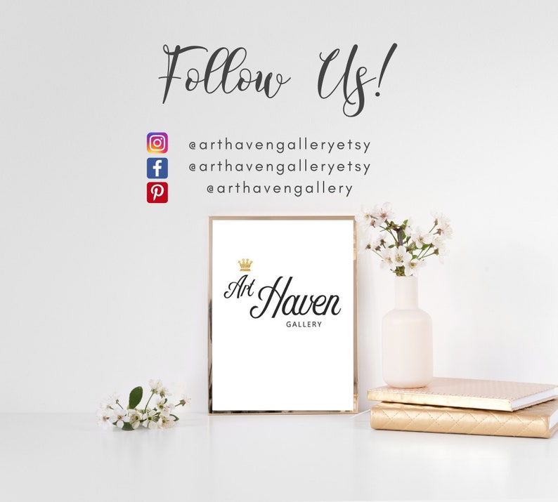 Puede incluir: Una impresi&oacute;n enmarcada en blanco con una corona dorada y el texto "Art Haven Gallery" en letra cursiva negra. La impresi&oacute;n est&aacute; sobre una superficie blanca con un jarr&oacute;n de flores blancas y una pila de libros dorados.