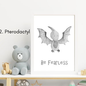 Puede incluir: Ilustraci&oacute;n de acuarela en blanco y negro de un pterod&aacute;ctilo con el texto "Be Fearless".